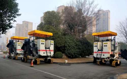 作為公路施工中的重要路面機械，混凝土路緣石滑模攤鋪機必須跟上時代步伐